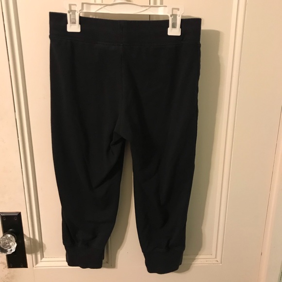 Black Nike capris. Only worn a few times - Picture 2 of 5